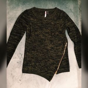 LOVE DESIGN Olive Sweater w/ Gold Zipper Detail